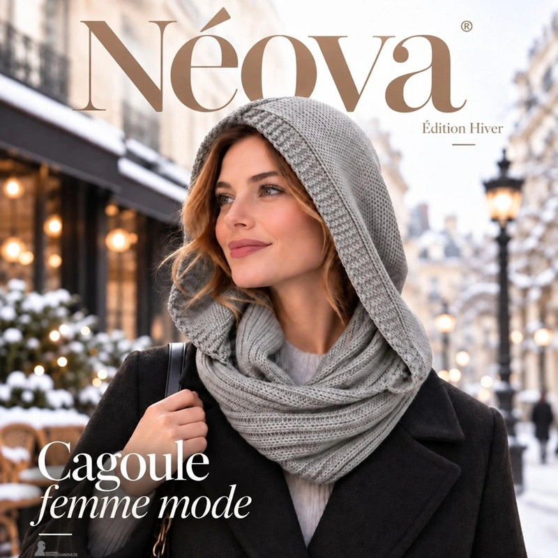 Magazincover-Visual der hellgrauen Néova Mode-Sturmhaube, mit hochgezogener Kapuze auf einer verschneiten Straße getragen - Espace Cagoules