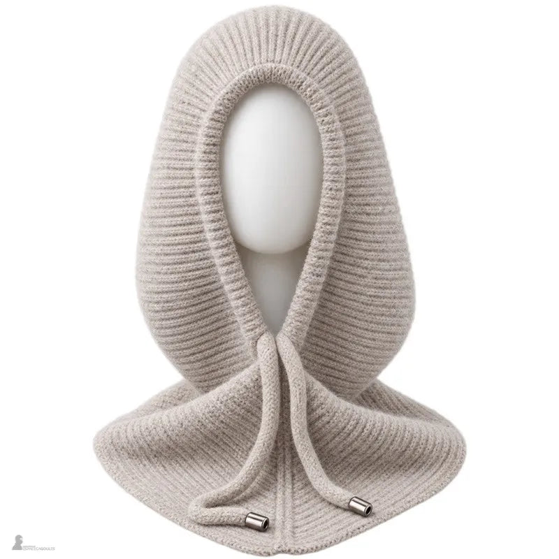 Cagoule tricot Sélène coloris taupe, capuche enveloppante et cordon à embouts métalliques, vue de face sur mannequin - Espace Cagoules