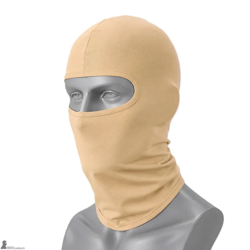 Cagoule fine moto beige une ouverture portee sur mannequin - Espace Cagoules
