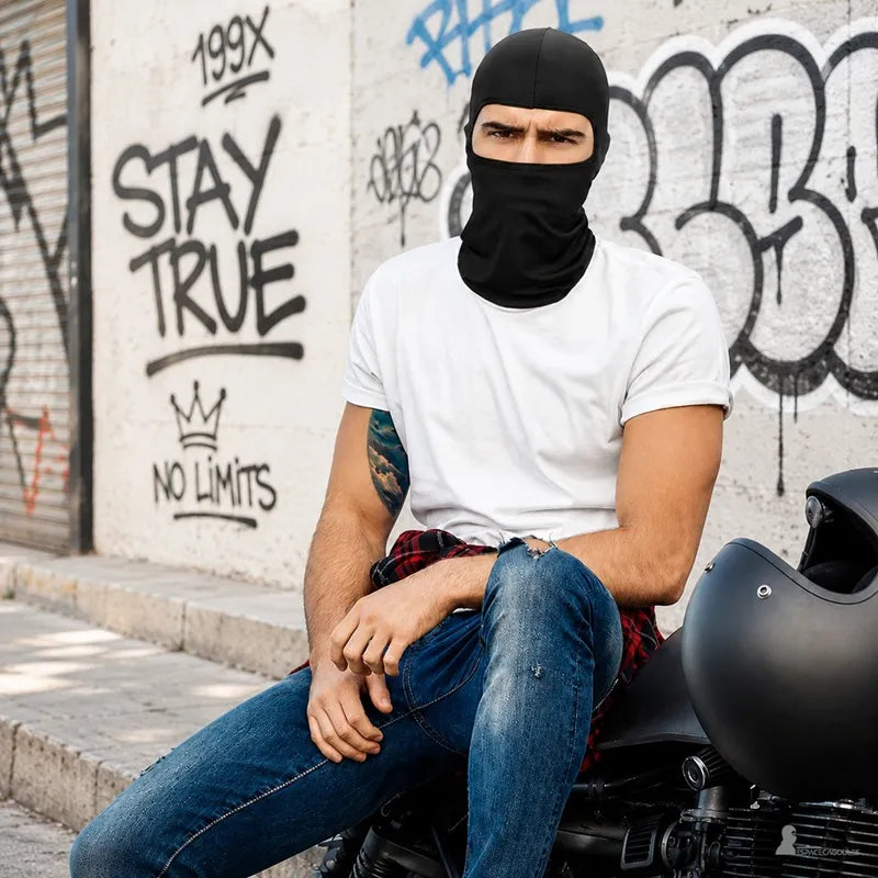 Homme portant une cagoule fine moto noire en style streetwear assis pres d une moto - Espace Cagoules