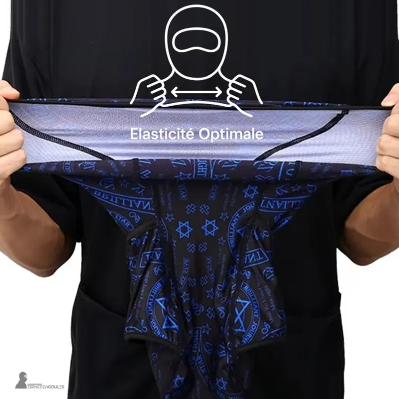 Balise alt
Cagoule fine sous casque en matière stretch respirante, démonstration de l’élasticité du tissu à deux mains, vue portée en intérieur sur fond sombre - Espace Cagoules