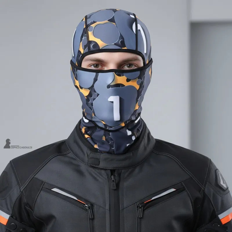 Feine Sturmhaube unter dem Motorradhelm, getragen unter Motorradbekleidung, aus Polyester und Fleece, enganliegende Form, die Kopf und Hals bedeckt, Vorderansicht - Raum für Sturmhauben.