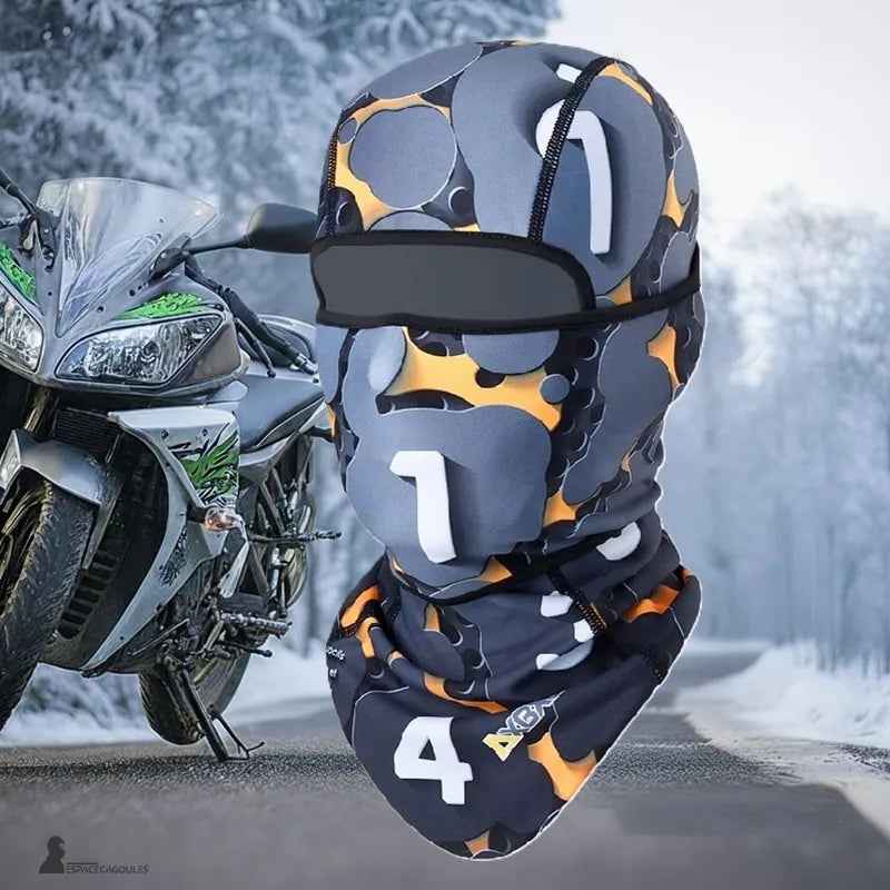 Feine Sturmhaube unter dem Motorradhelm, getragen von einem Motorradfahrer aus Polyester und Fleece, eng anliegende Form, die Kopf und Hals bedeckt, Profilansicht, winterliche Umgebung auf einer verschneiten Straße - Raum für Sturmhauben.