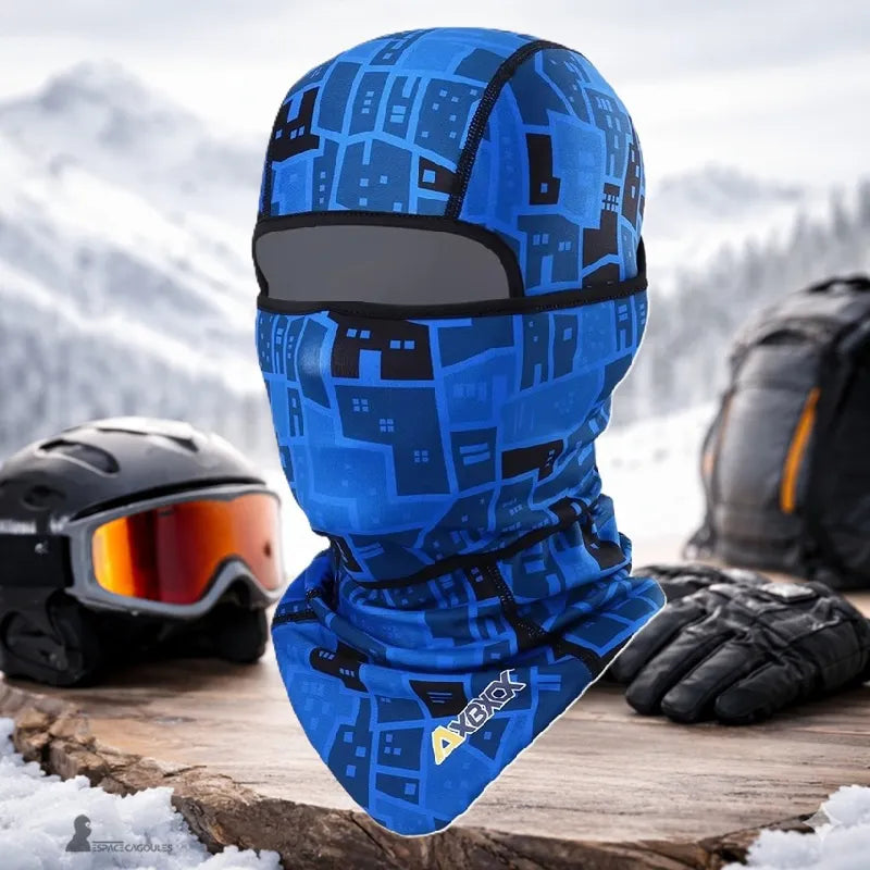 Feine Sturmhaube unter einem Helm aus Polyester und Elasthan, Ganzkörperform mit Augenöffnung, im Winteraußenbereich getragen mit Helm und Handschuhen im Hintergrund - Raum Sturmhauben.