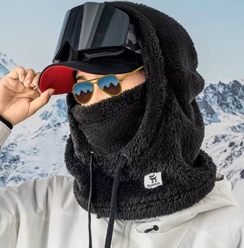 Cagoule fleece noire avec capuche ajustable et doublure chaude, parfaite pour les sports d'hiver et les conditions extrêmes.