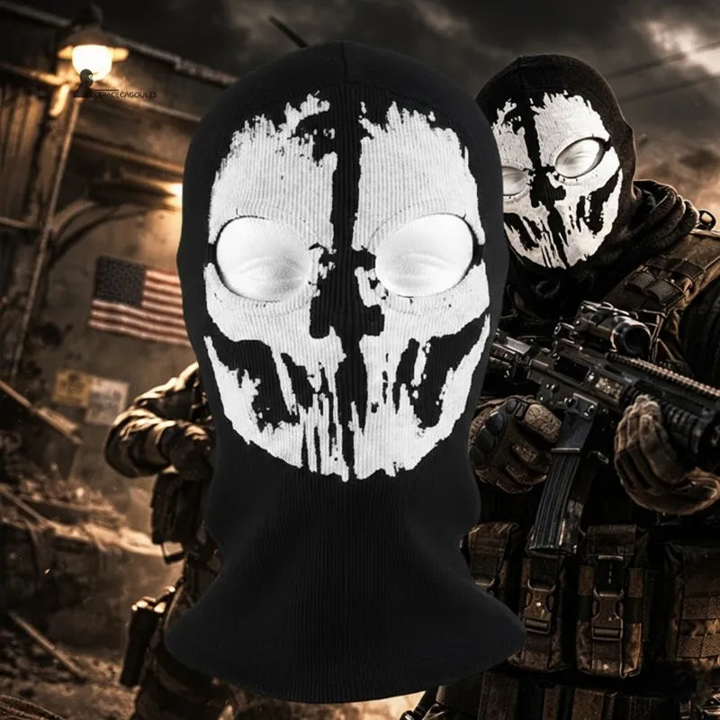 Cagoule Ghost COD en coton et spandex noire à motif tête de mort blanc, forme 1 trou vue de face portée par un soldat en tenue tactique dans un environnement urbain militaire - Espace Cagoules