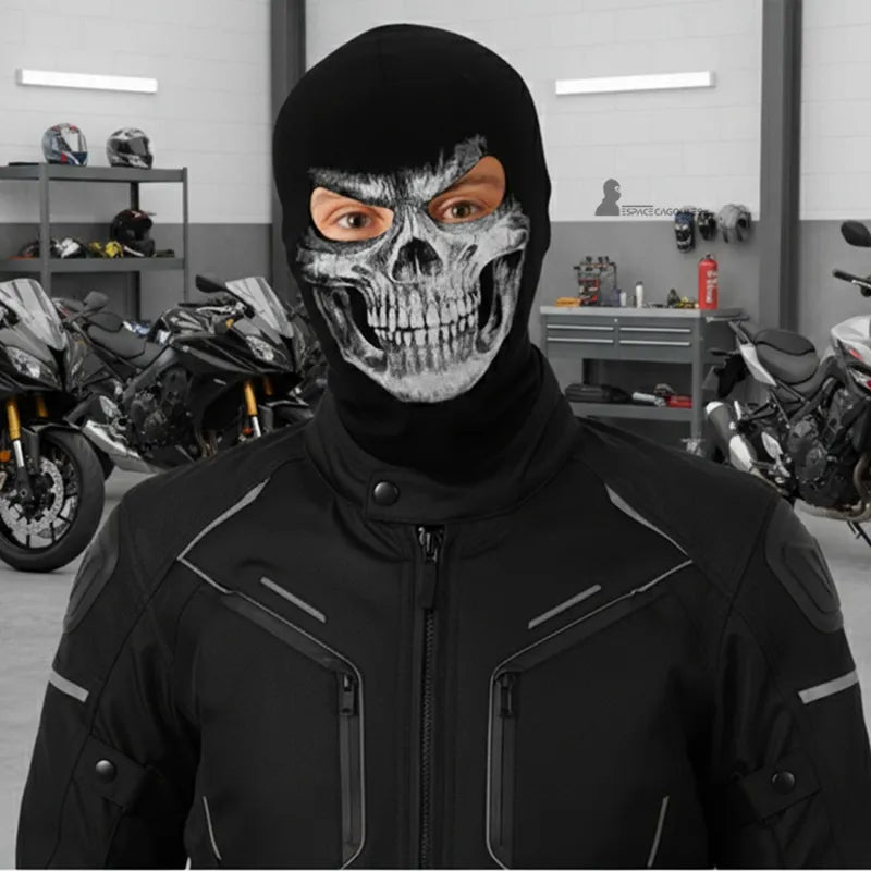 Cagoule Ghost Moto portée sous casque dans un garage moto avec impression tête de mort réaliste Espace Cagoule
