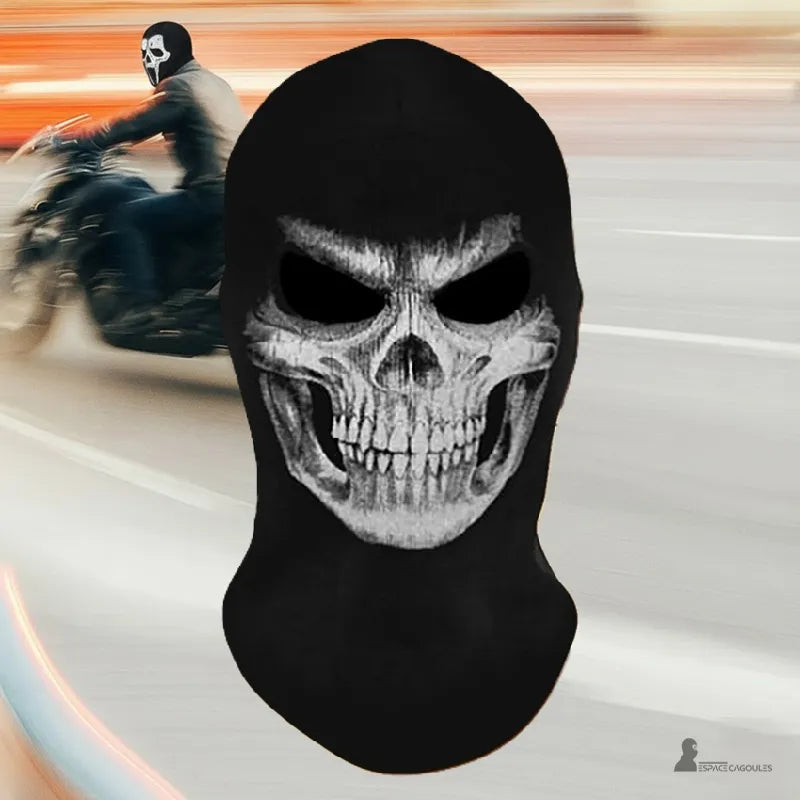 Cagoule Ghost Moto portée par un motard en mouvement avec design crâne agressif sur route Espace Cagoules