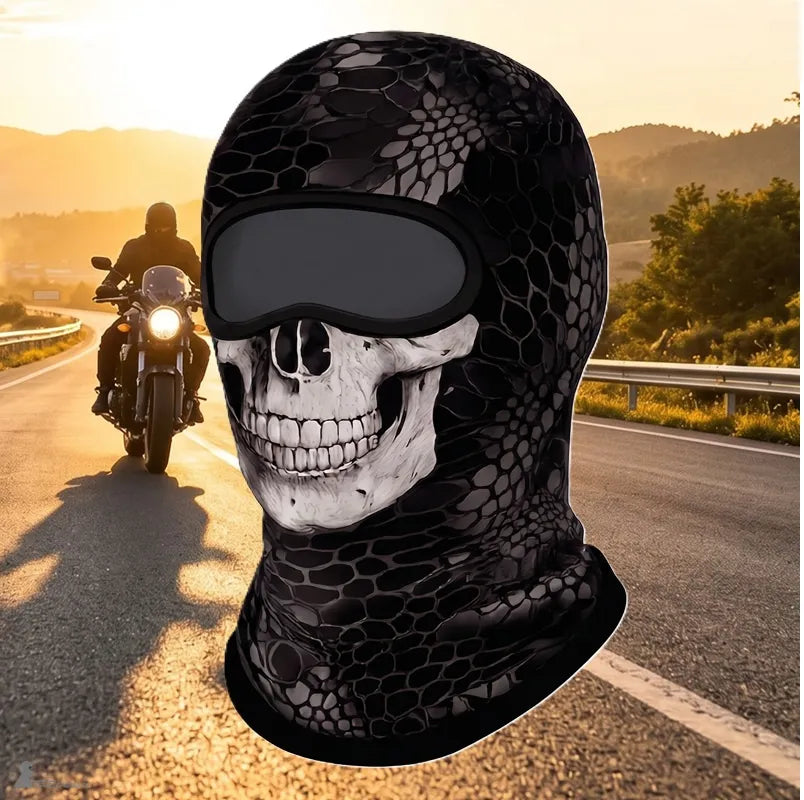 Cagoule Ghost moto au crâne réaliste et texture kryptek portée sur route au coucher de soleil avec motard en arrière-plan - Espace Cagoules