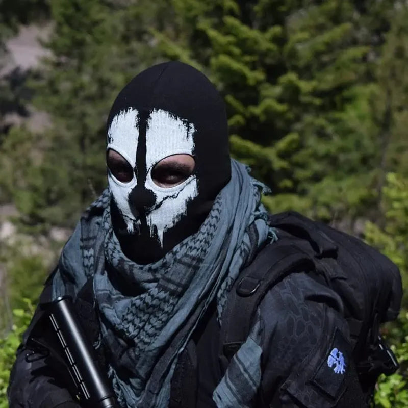 Cagoule ghost Skull Classic, forme 2 ouvertures yeux, vue portée en extérieur forêt avec équipement tactique - Espace Cagoules