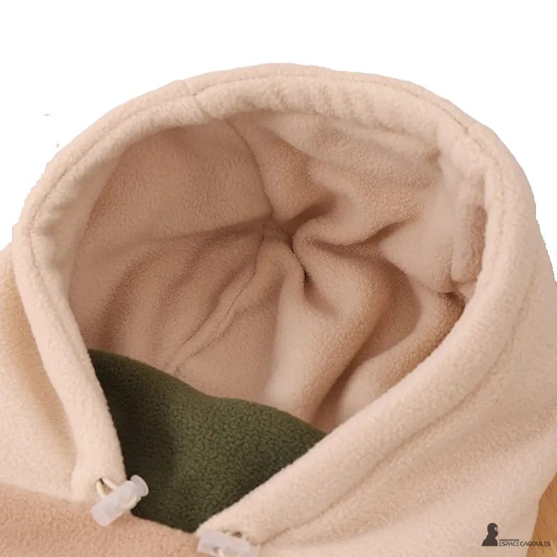 Cagoule grand froid enfant intérieure en polaire douce couleur beige avec doublure kaki, offrant protection thermique idéale pour le ski ou la neige.