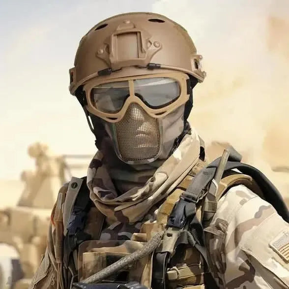 Cagoule grillagée airsoft FacialShield portée en tenue tactique désert avec casque - Espace Cagoules