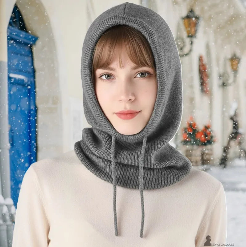 Passamontagna invernale donna – donna che indossa una Passamontagna di maglia grigio antracite con decorazione esterna invernale sullo sfondo - Spazio Passamontagna