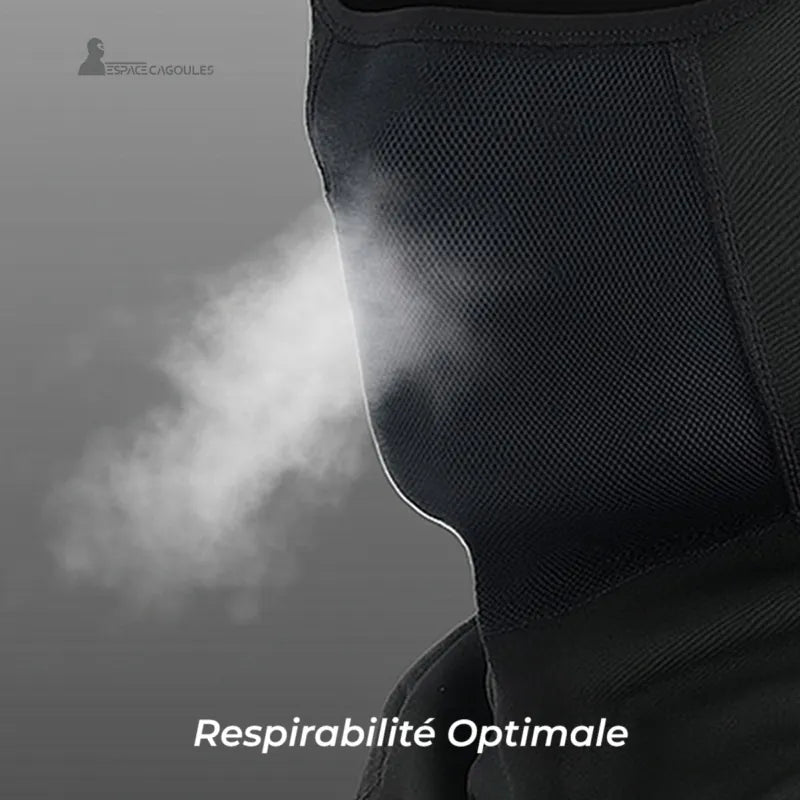 Cagoule hiver vélo avec respirabilité optimale illustrée par vapeur sortant de la zone buccale en maille