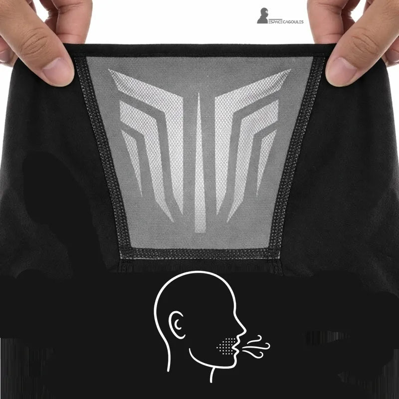 Cagoule homme moto détail de la zone respirante au niveau de la bouche avec motif graphique et schéma de souffle – Espace Cagoules