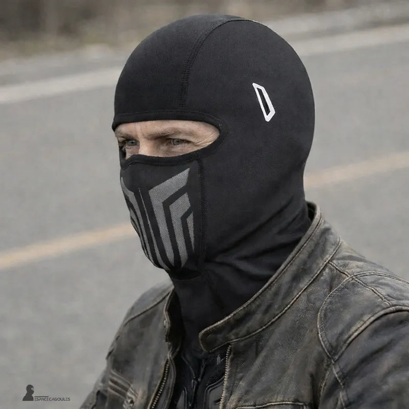 Cagoule homme moto noire portée par un motard avec blouson en cuir sur route en extérieur – Espace Cagoules