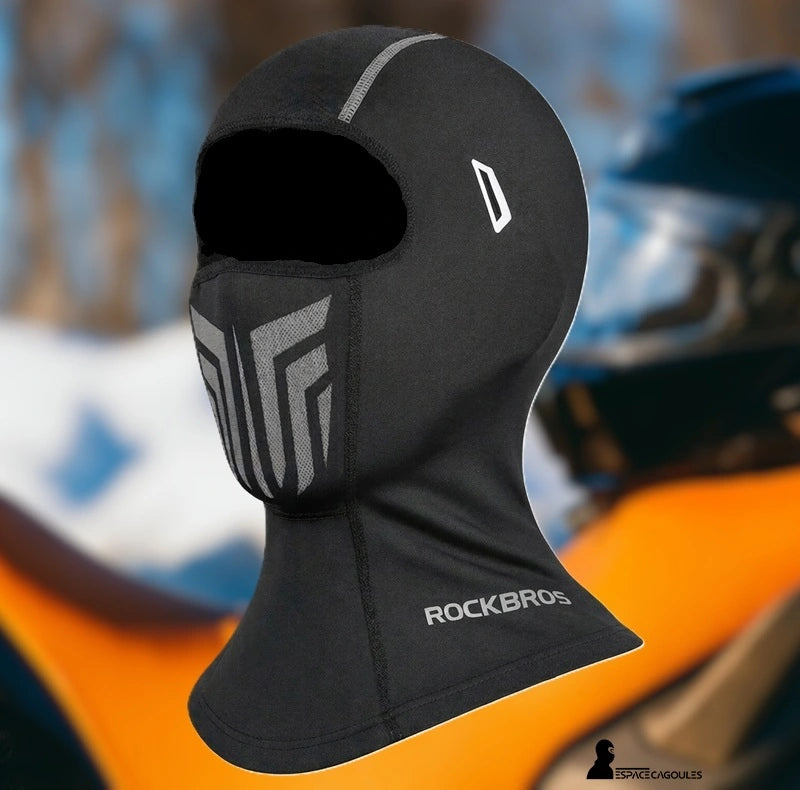 Cagoule homme moto noire vue de profil avec motif respirant sur la bouche et arrière-plan hivernal flou avec casque de moto – Espace Cagoules