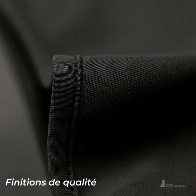 Cagoule intégrale Moto avec zoom sur les coutures solides et finitions de qualité, assurant durabilité et confort pour motards.