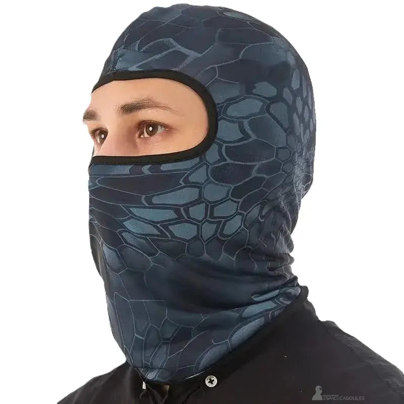 Cagoule intégrale Moto motif python portée par un motard, alliant design original et protection efficace sous casque.