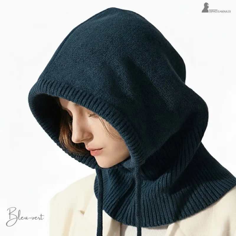 Cagoule laine femme tournant la tete en portant une cagoule laine bleu vert en lumiere douce - Espace Cagoules