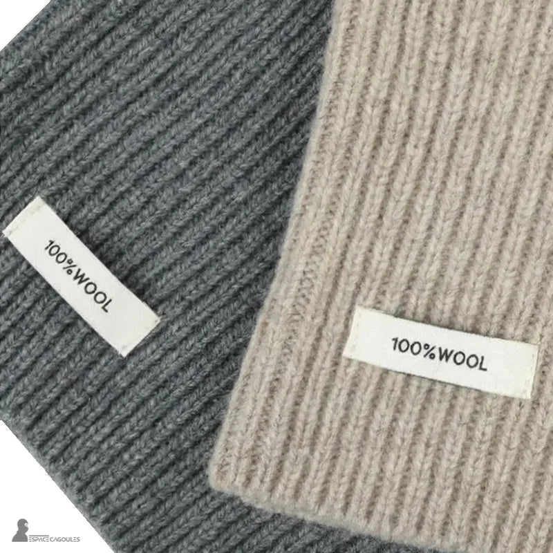 Cagoule laine etiquettes 100 percent wool sur tricot beige et gris en vue rapprochee - Espace Cagoules