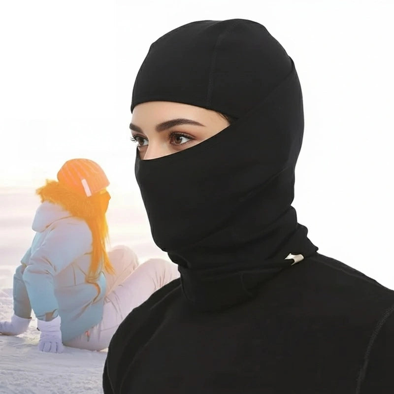 Cagoule en laine mérinos noire portée par une femme en extérieur, protection thermique idéale pour les activités hivernales – Espace Cagoules