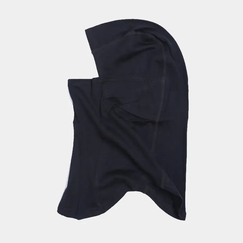 Vue de côté d'une cagoule en laine mérinos noire, design ergonomique pour motard, offrant confort et isolation thermique optimale.