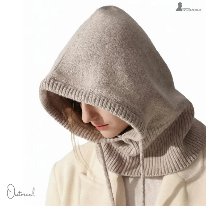 Cagoule laine femme regard baisse portant cagoule laine oatmeal sur fond blanc avec lumiere douce - Espace Cagoules