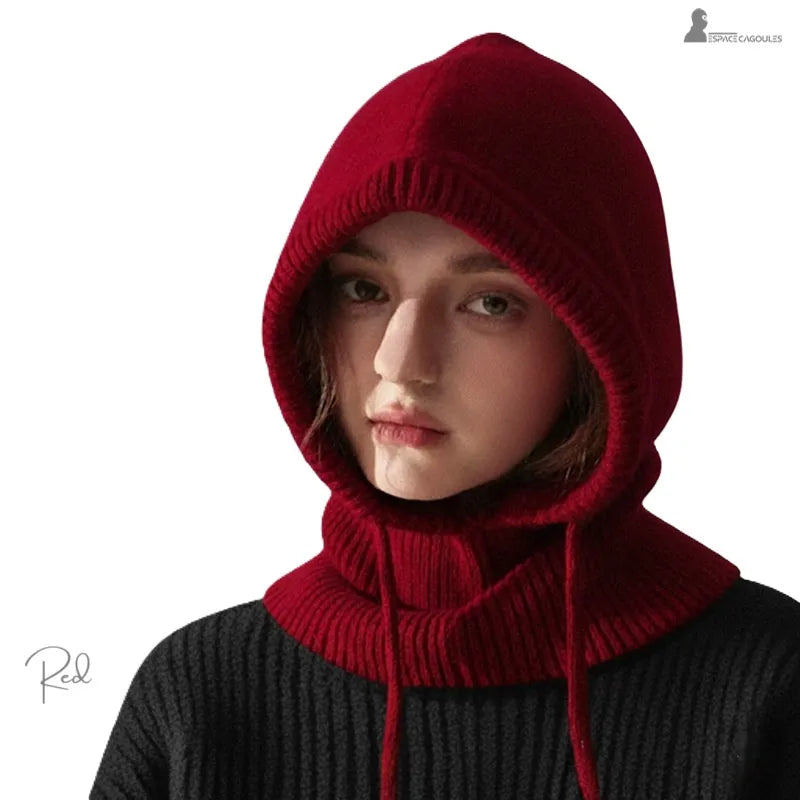 Cagoule laine portrait femme cagoule laine rouge en lumiere naturelle fond blanc - Espace Cagoules
