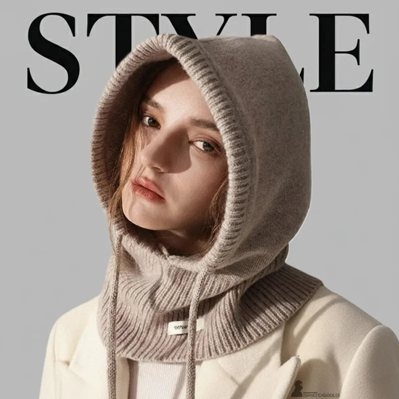 Cagoule laine femme portant une cagoule en laine beige dans un environnement studio avec lumiere douce - Espace Cagoules