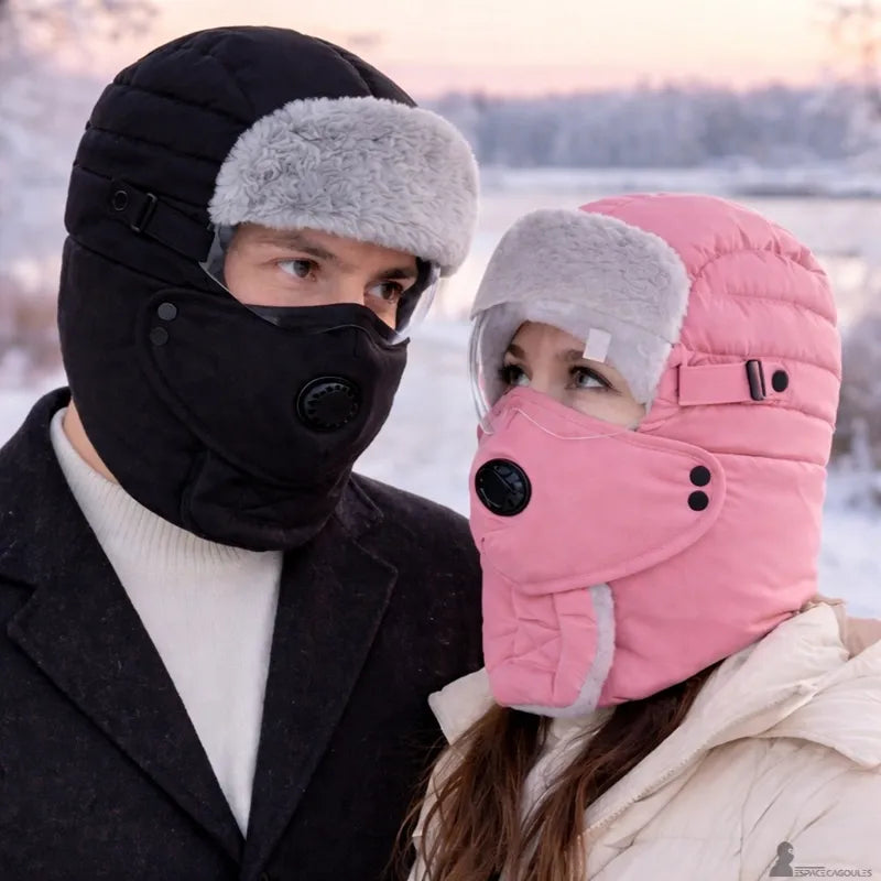 Couple portant la cagoule masque matelassée à valve et visière en noir et rose dans un paysage enneigé - Espace Cagoules
