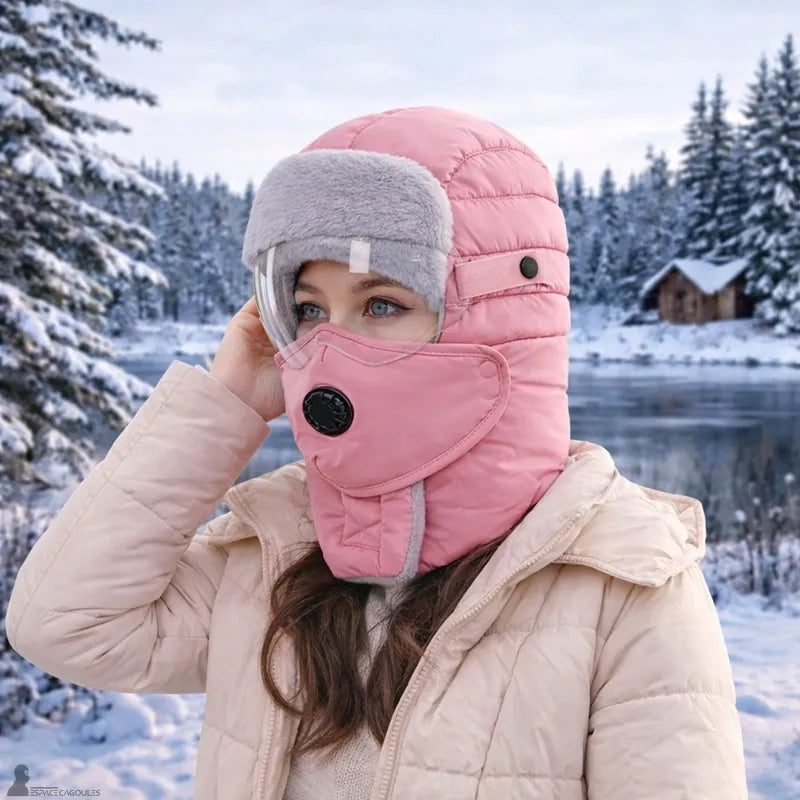 Portrait d'une femme portant la cagoule masque matelassée à valve et visière en conditions hivernales - Espace Cagoules