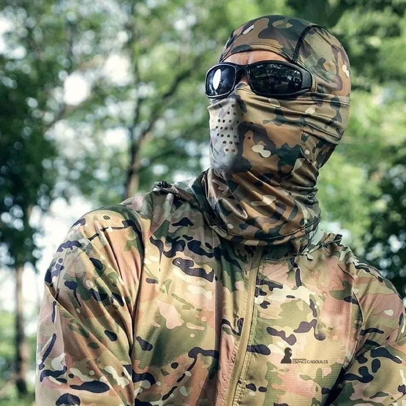 Militärische Sturmhaube mit 1 Loch aus glattem Seidenmaterial im Tarnmuster, getragen im Wald unter taktischen Brillen mit vollständigem Schutz für Gesicht und Hals - Bereich Sturmhauben.