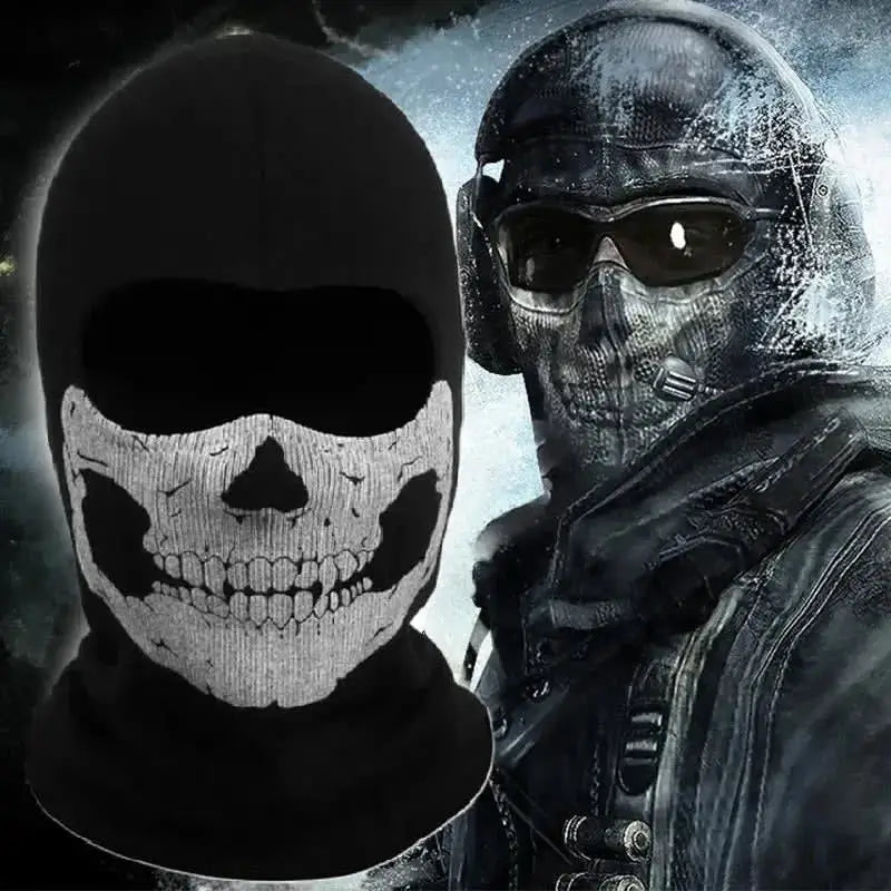 Cagoule militaire noire avec un design tête de mort blanche au centre, inspirée de l'univers tactique et militaire. En arrière-plan, un personnage en tenue militaire complète, avec lunettes et cagoule à motif similaire, dans un environnement sombre et glacé. Idéal pour les amateurs de déguisements ou d'équipement tactique.