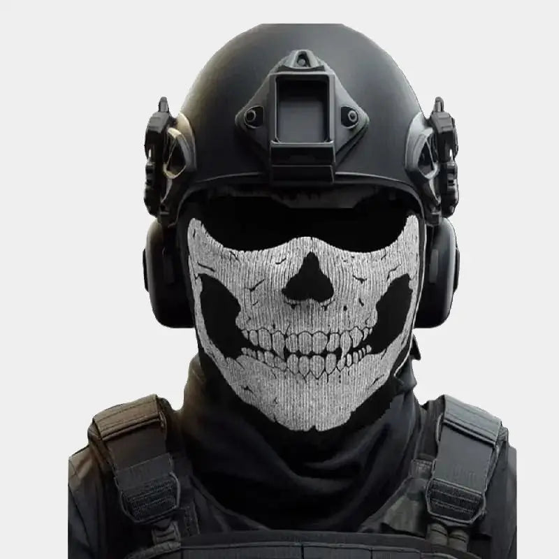 Cagoule militaire noire avec design tête de mort blanche, portée sous un casque tactique noir. Parfaite pour les activités militaires ou les déguisements.
