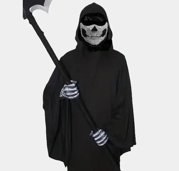 Personne vêtue d'une cape noire avec une cagoule militaire tête de mort et tenant une faux, créant un look mystérieux et imposant. Parfait pour les costumes ou activités thématiques.