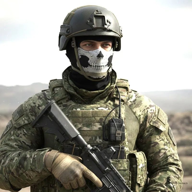 Cagoule Militaire Tête de Mort en polyester coupe 1 trou portée sous casque tactique avec équipement militaire complet en environnement extérieur - Espace Cagoules