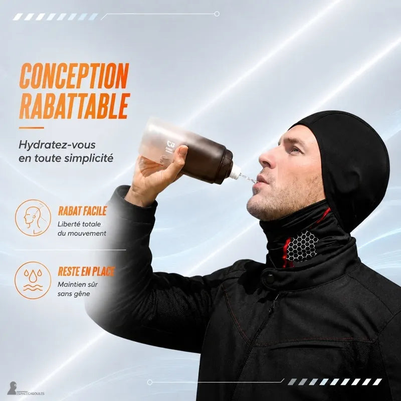 Motard rabattant la partie visage de sa cagoule moto anti-transpiration pour s'hydrater facilement - Espace Cagoules