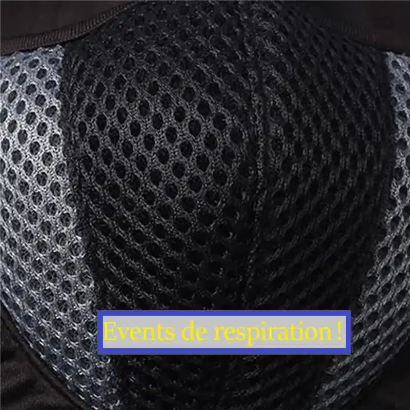 Zoom sur la zone respirante de la Cagoule Moto en Lycra noire et bleue, mettant en avant des évents de respiration optimisés.