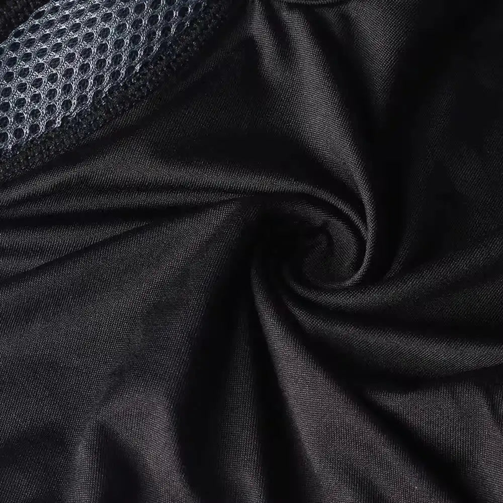 Tissu en Lycra de la Cagoule Moto noire et bleue, mettant en avant sa texture extensible et douce pour un ajustement parfait.