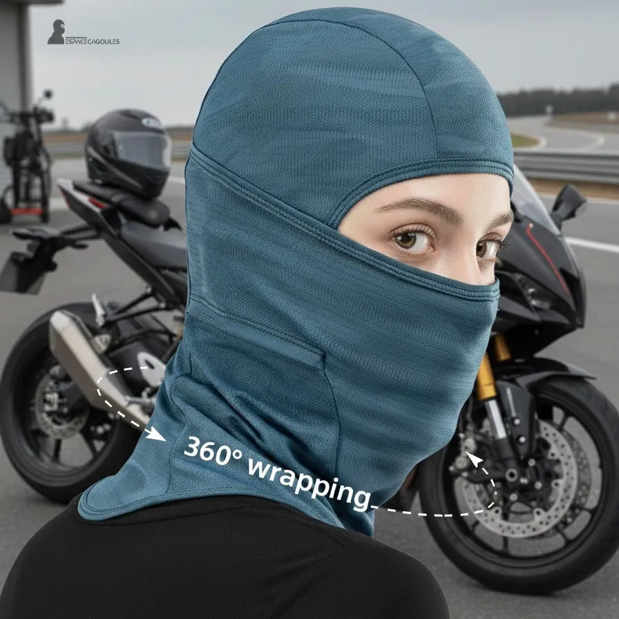 Motorcykelhuva sommartid, UV-skyddande i mikrofiberpolyester, bärs utomhus, 360° omslutande passform som täcker hals och nacke, trekvartsvy framifrån en motorcykel - Utrymme för huvor