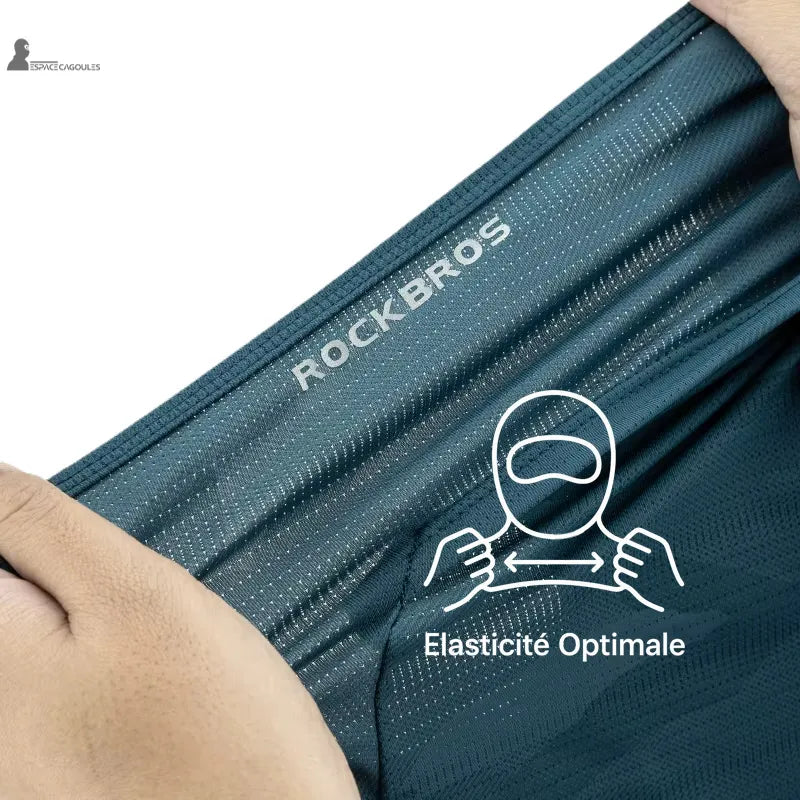 Passamontagna moto estiva anti-UV in poliestere microfibra estensibile, dettaglio del materiale allungato a mano che mostra l'elasticità ottimale e la rete tecnica traspirante - Spazio Cagoule