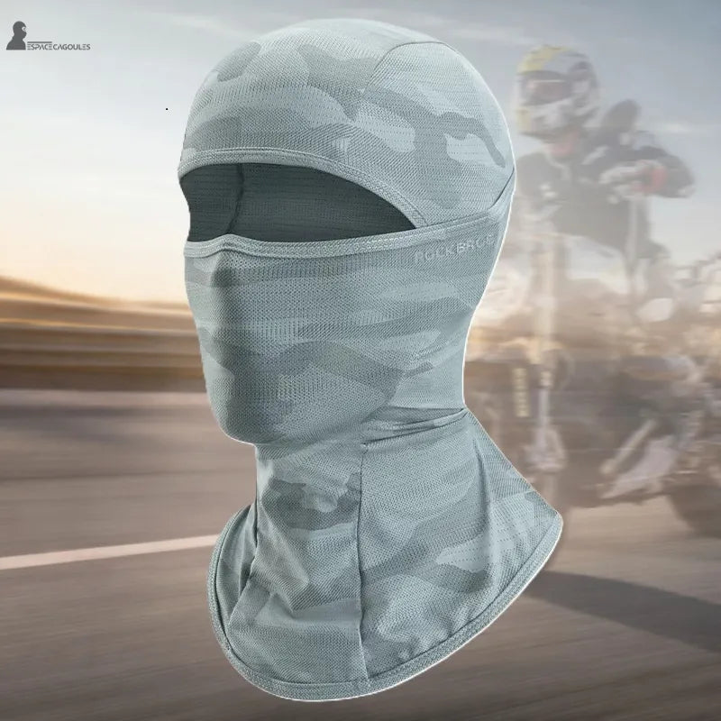 Motorcykelhuva sommar UV-skydd i mikrofiberpolyester, bärs på väg, form med 1 hål som täcker huvud och hals, trekvarts vy med motorcykelmiljö i bakgrunden - Utrymme för huvor