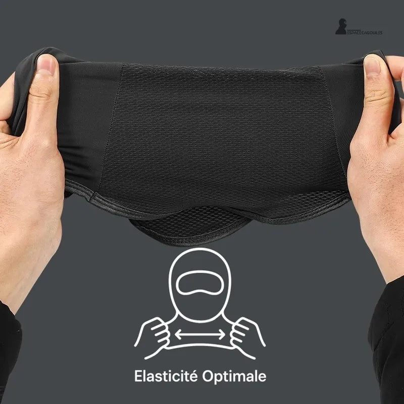 Cagoule moto été homme démonstration de l’élasticité du tissu tenue entre deux mains montrant l’extensibilité - Espace Cagoules