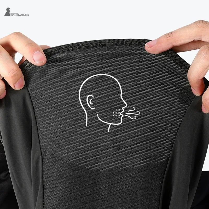 Cagoule moto été homme détail du panneau respirant avec illustration de respiration montrant la circulation de l’air - Espace Cagoules