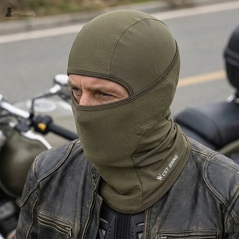 Cagoule moto été homme portée par un motard en veste sur route montrant l’ajustement sous casque et la protection du visage - Espace Cagoules