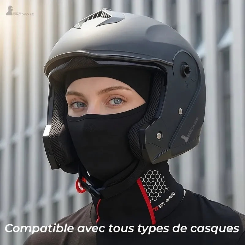 Motarde sous casque jet portant la cagoule moto femme Dryva anti-transpiration — compatible tous types de casques — Espace Cagoules