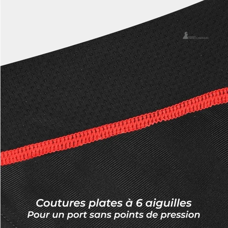 Cagoule moto femme Dryva — détail coutures plates 6 aiguilles rouges pour un port sans points de pression sous casque — Espace Cagoules