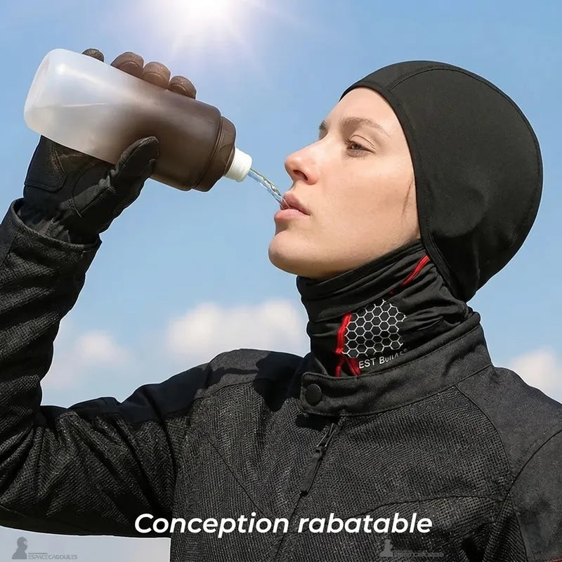 Motarde portant la cagoule moto femme Dryva conception rabattable, visage dégagé en pause hydratation — Espace Cagoules