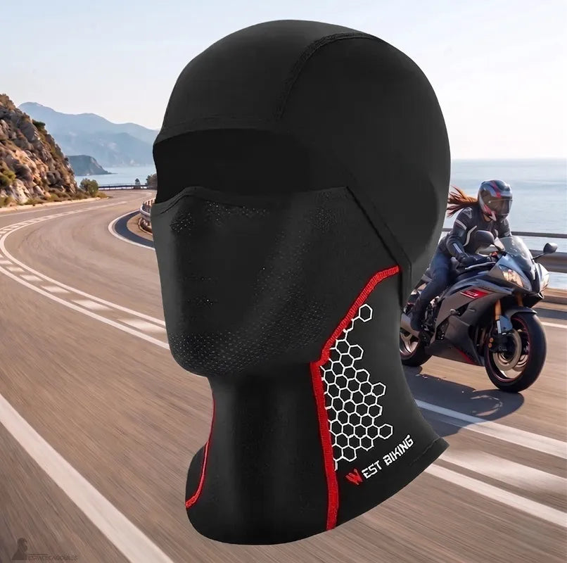 Cagoule moto femme anti-transpiration Dryva sur mannequin avec motarde en arrière-plan sur route côtière — Espace Cagoules
